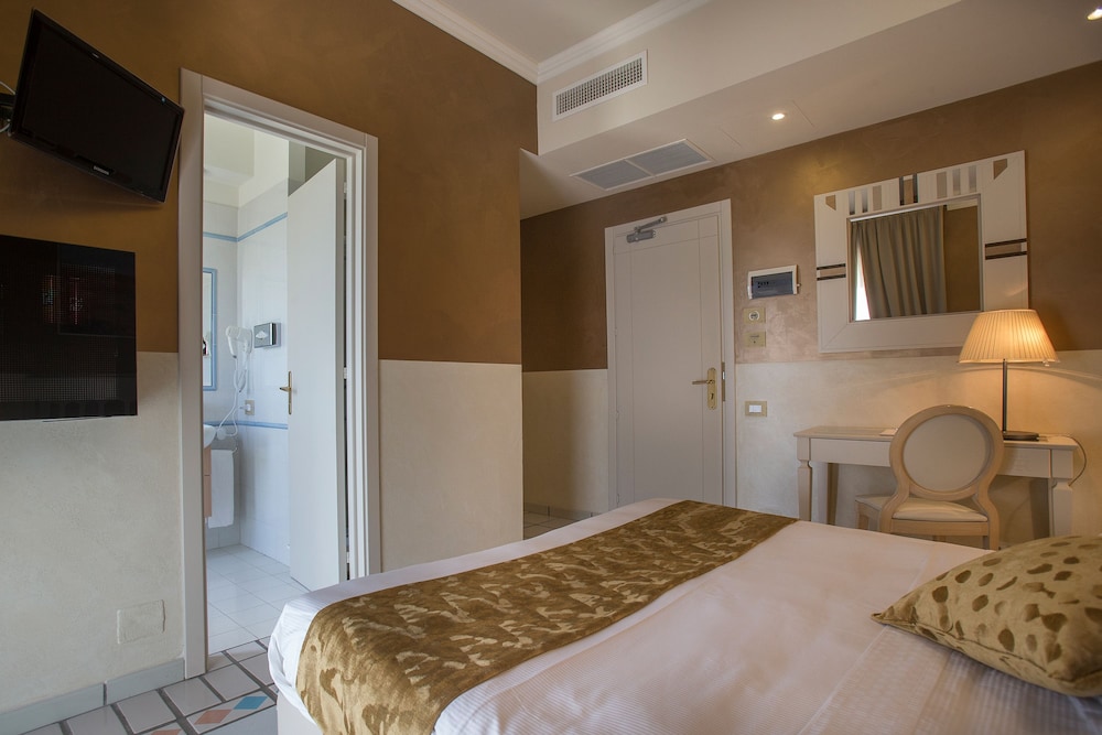 Standard Single Room, 1 King Bed photo 3