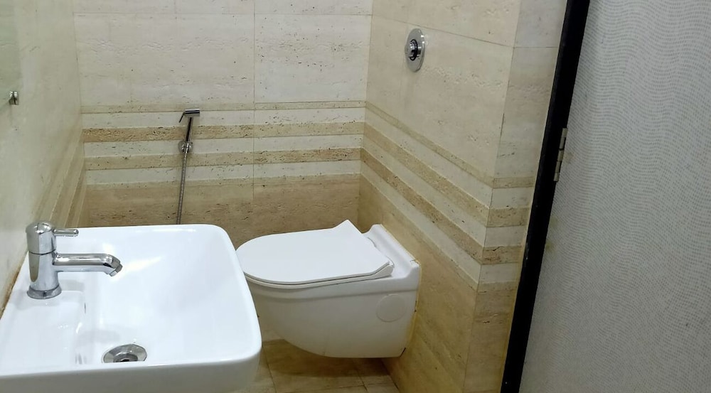 Executive Room - Photo 11