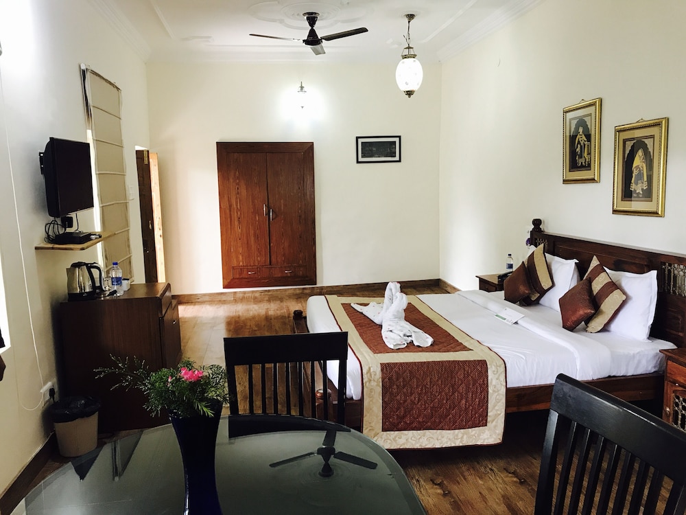 Premium Double Room, 1 King Bed, Smoking photo 3