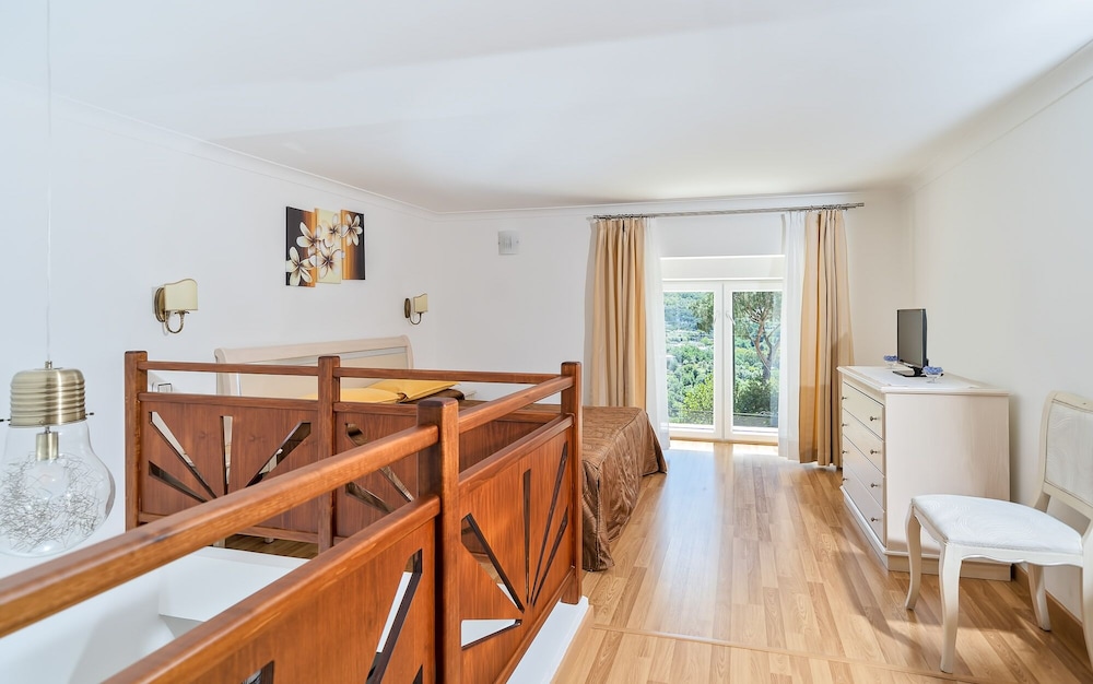 Family Apartment, 1 Bedroom, Partial Sea View - Photo 5