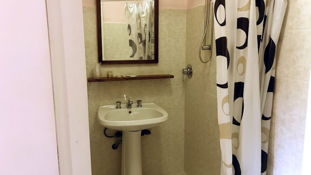 Basic Quadruple Room, Ensuite, Courtyard View photo 3