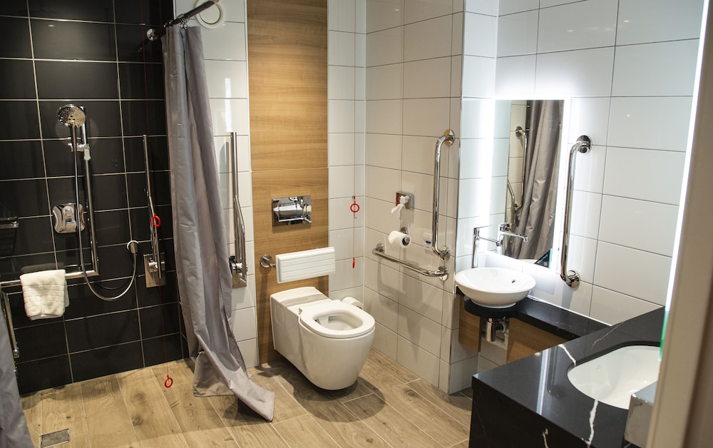 Suite, 1 Queen Bed, Accessible photo 3