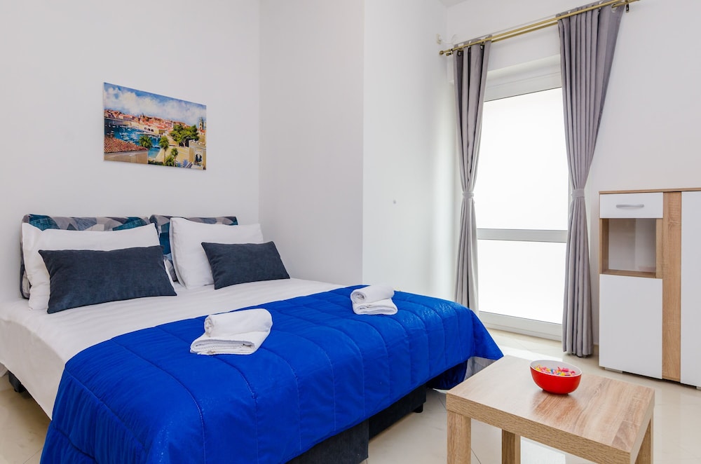 Studio (Studio Apartment)