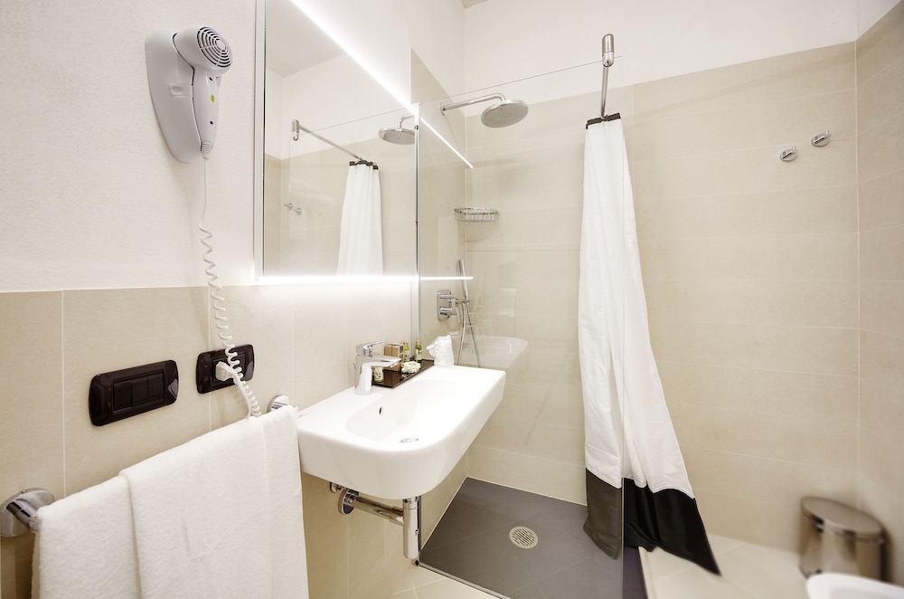 Standard Room, 1 Queen Bed, Private Bathroom, Courtyard Area photo 3