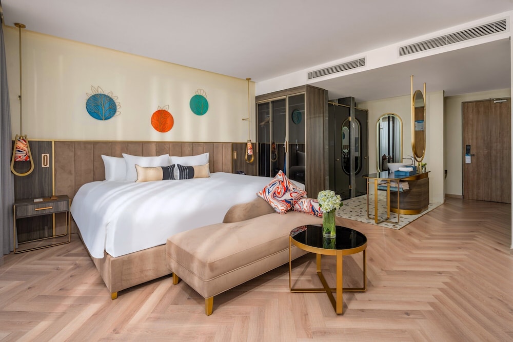 Premium Room, 1 King Bed - Photo 5