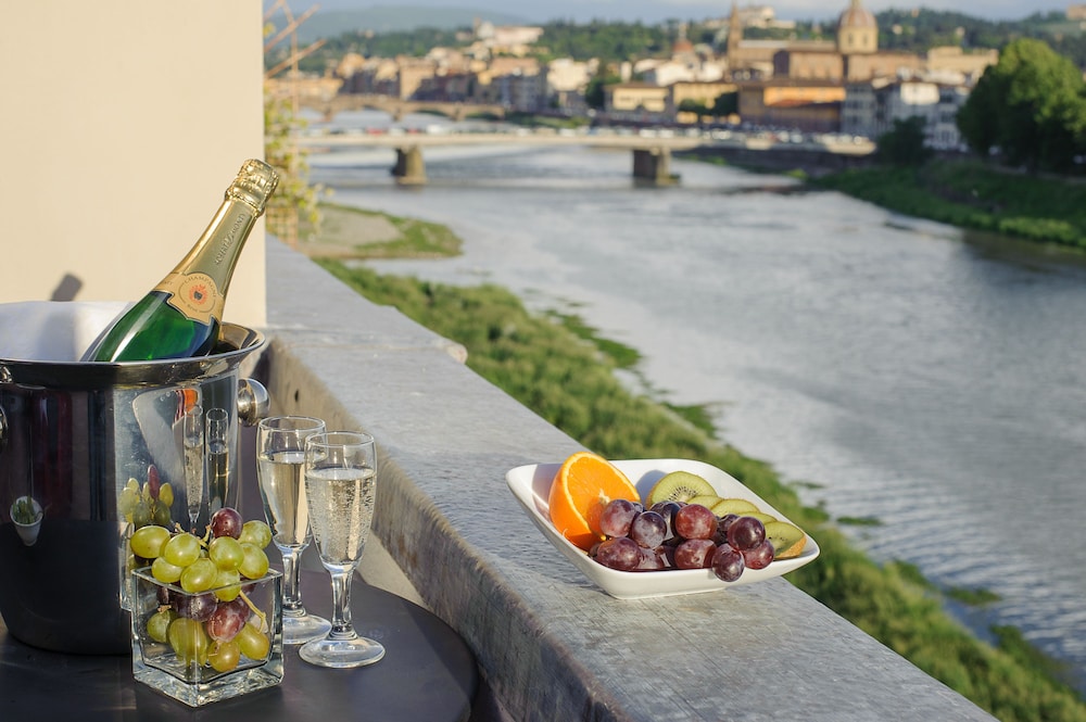 Suite, Terrace thumbnail 6