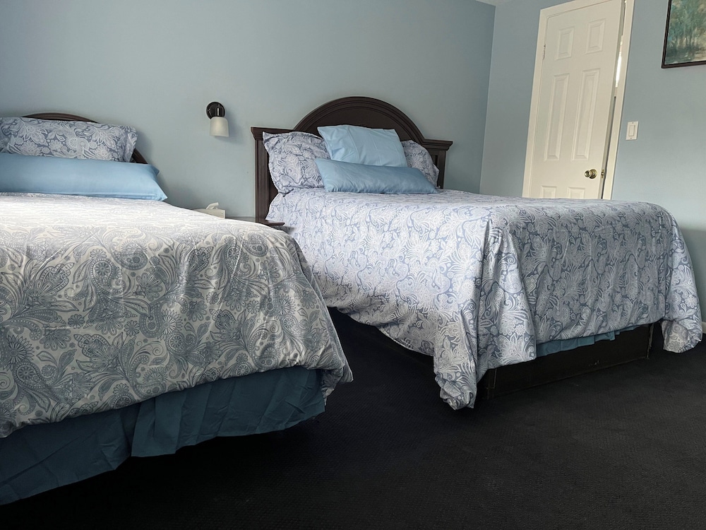 1 Twin Bed and 1 Double Bed photo 2