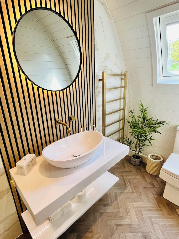 Luxury Garden Suite with Hot Tub, Sauna & Cold Plunge photo 3