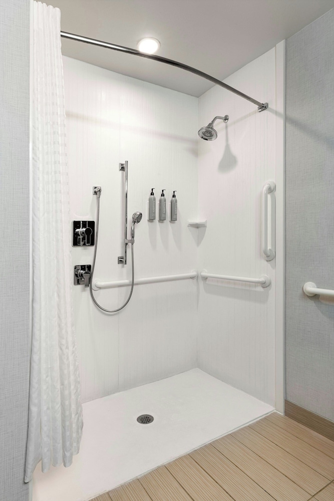 Room, 2 Queen Beds (Mobility Accessible, Roll-in Shower) - Photo 5
