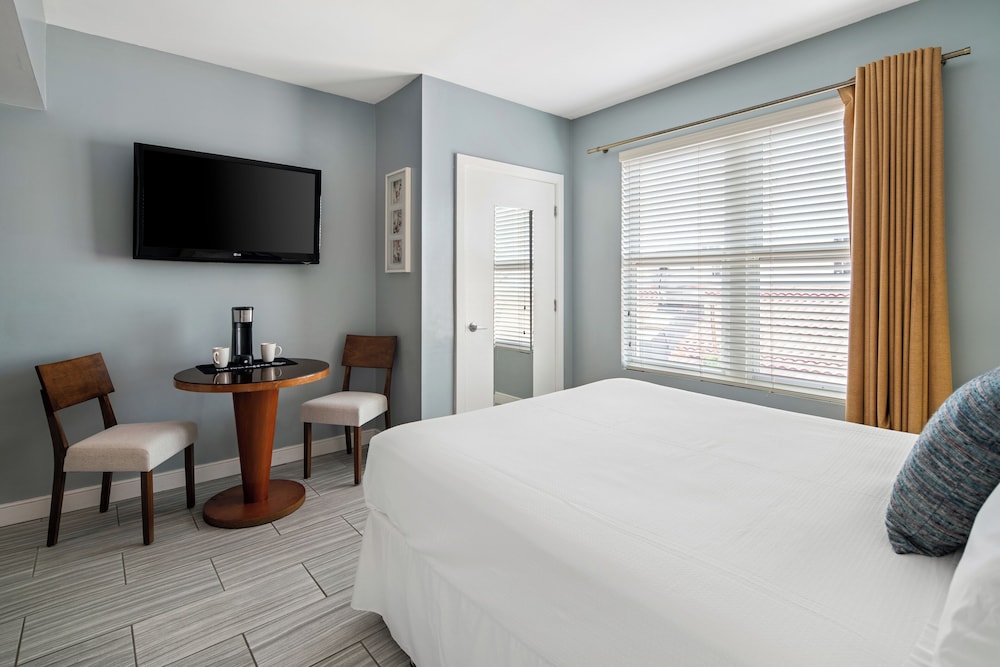 Accessible Queen Room - La Flora Building (Self Check-in)