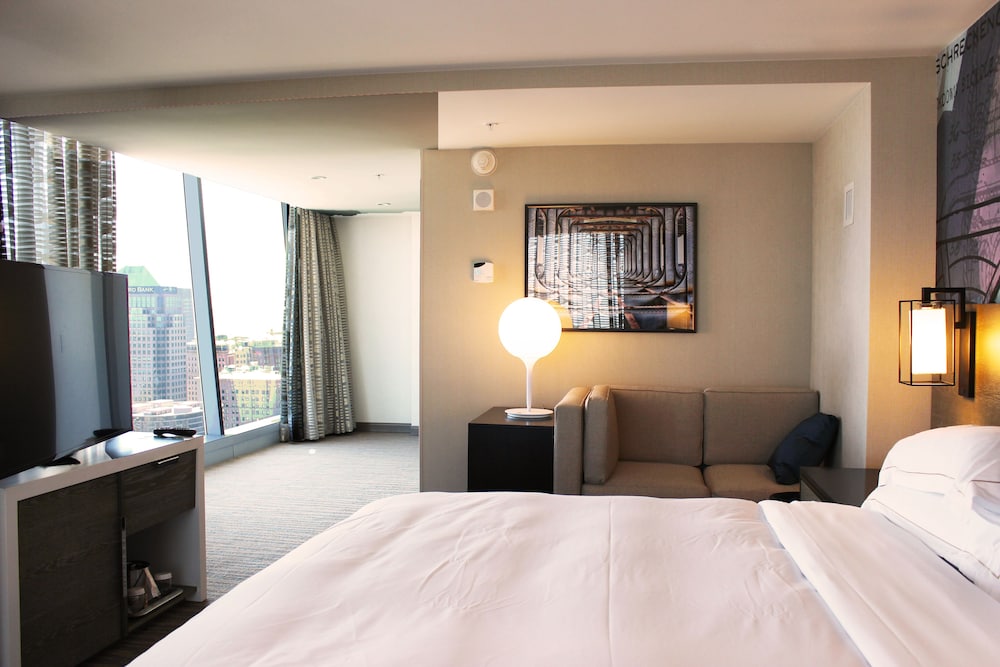Room, 1 King Bed, Lake View, Corner (Access Bathtub) photo 2