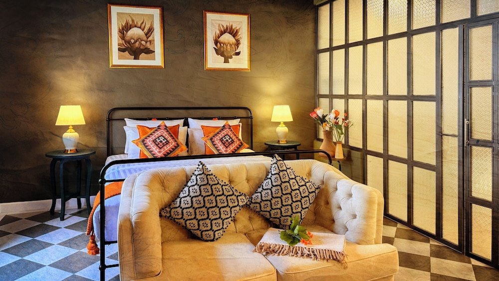 Honeymoon Suite with Bathtub - Photo 1