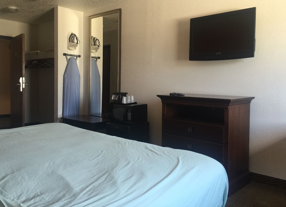 Deluxe Room, 1 King Bed, Non Smoking, Refrigerator & Microwave photo 1