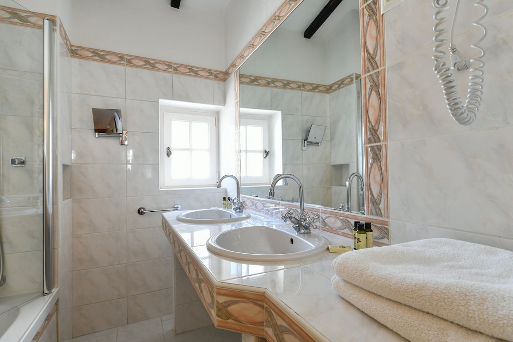 Classic Double Room, Ensuite, Garden View (CDC) photo 3