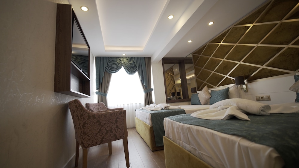 Standard Triple Room, City View photo 2