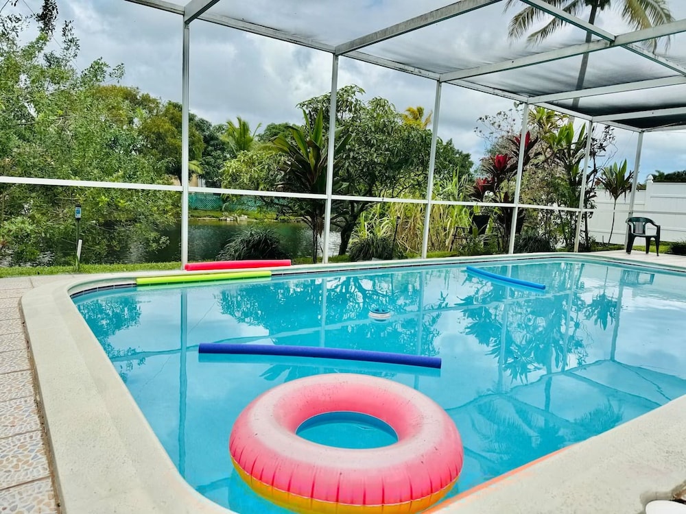 Riverfront King Bed Pool Nearby Beach