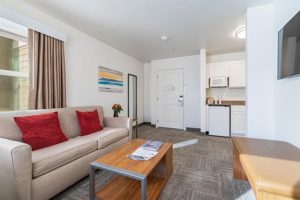 Suite, 1 Queen Bed, Non Smoking, Refrigerator & Microwave (with Sofabed) photo 3