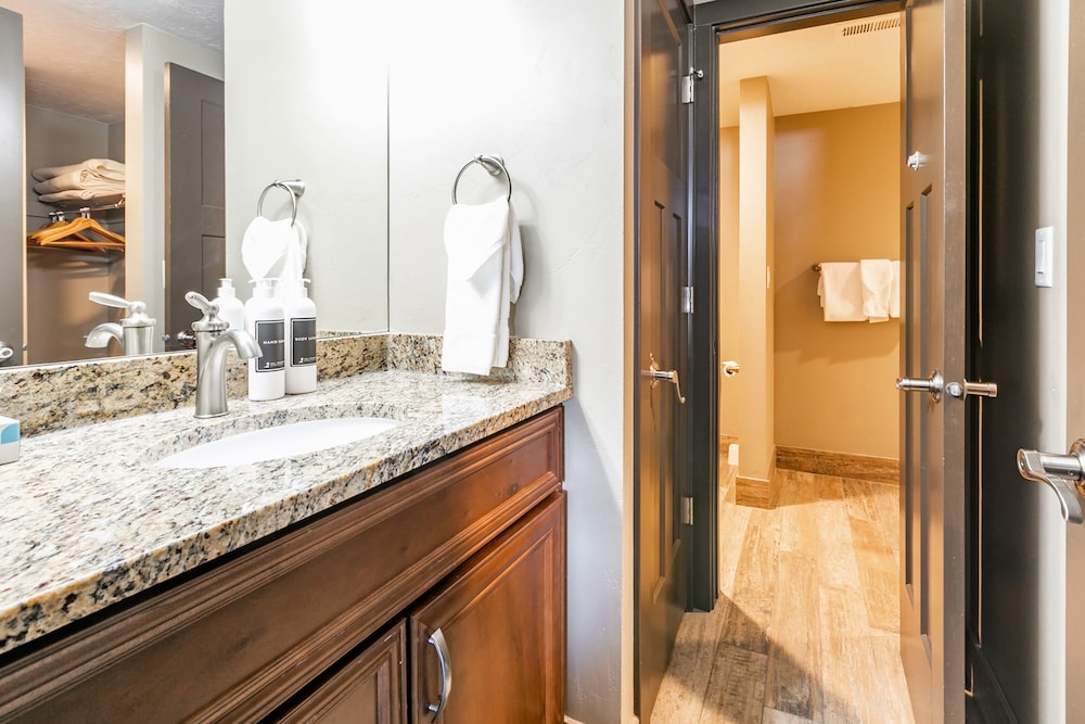 2 Bedroom Condominium - Photo 44