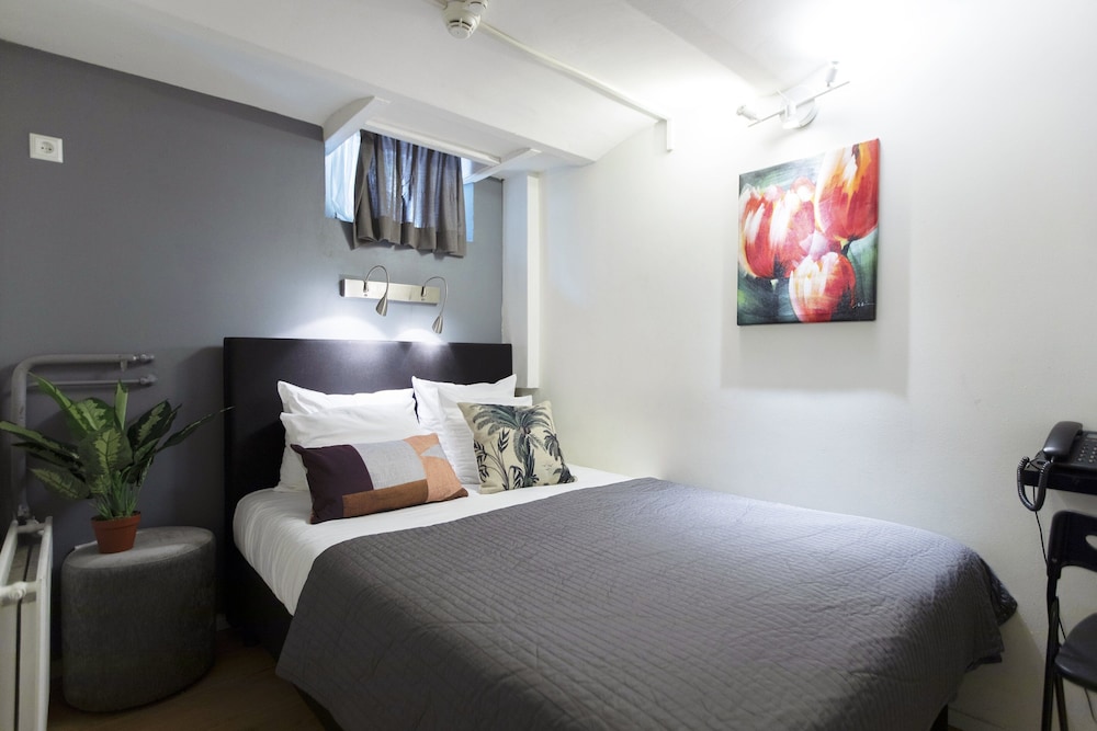 Economy Room, 1 Double Bed, Private Bathroom photo 2