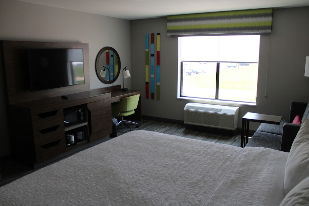 Standard Room, 1 King Bed with Sofa bed, Accessible, Bathtub - Photo 2