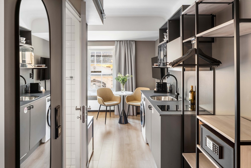 Medium Studio with Kitchenette - Photo 7