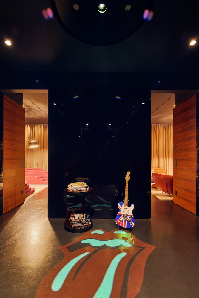 Suite 100, elegant, inspired by Rolling Stones, Butler, Spa Access (12 years+) - Photo 4