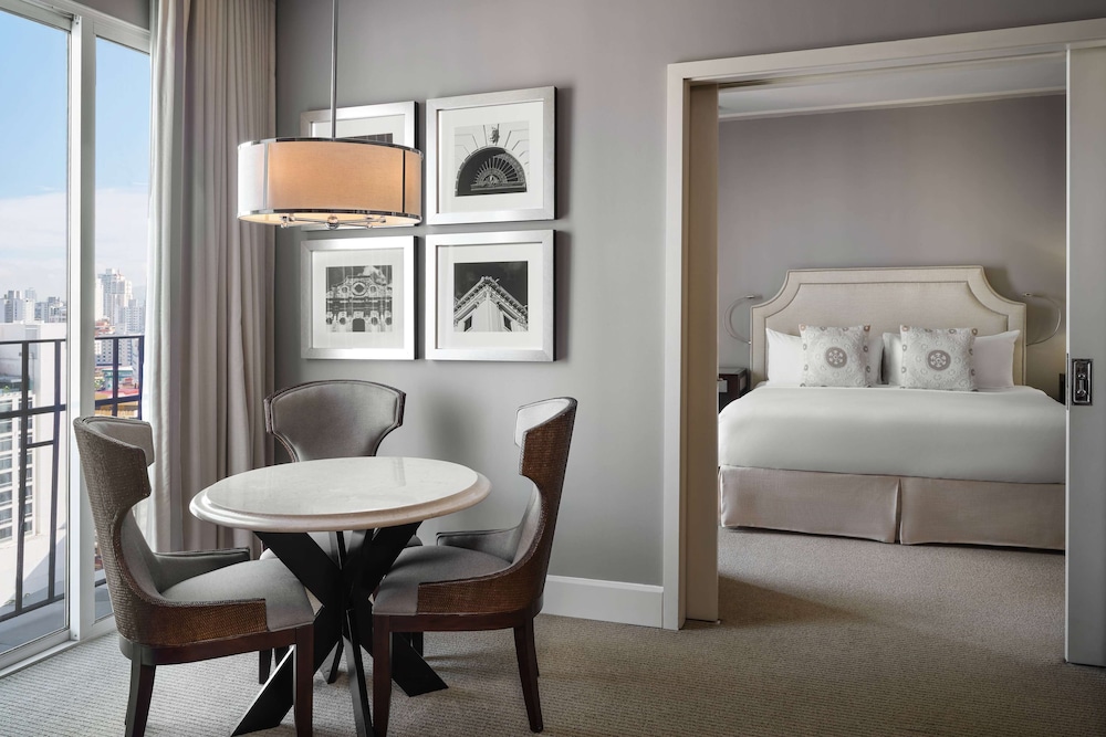 Superior Suite, 1 King Bed, Non Smoking, Kitchen (Tower) - Photo 3