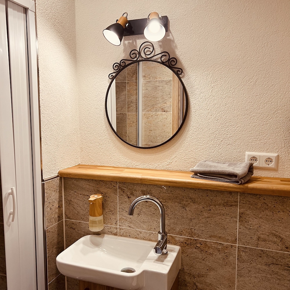 3-person room with private bathroom & kitchenette photo 2