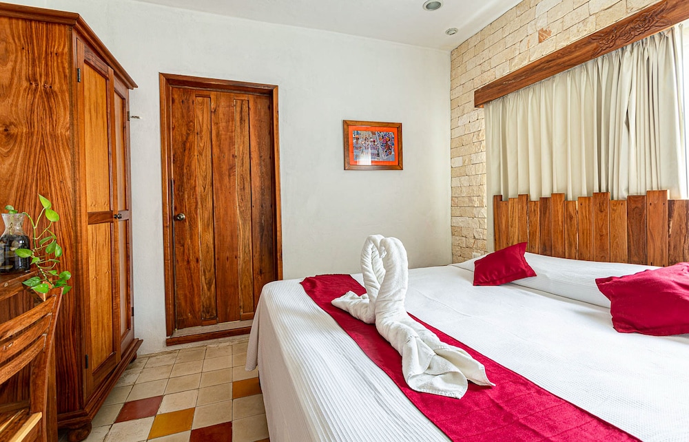 Standard Room, 1 King Bed photo 3
