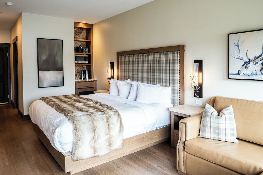 Deluxe Room, 1 King Bed, Balcony, Lake View (Ground Floor)