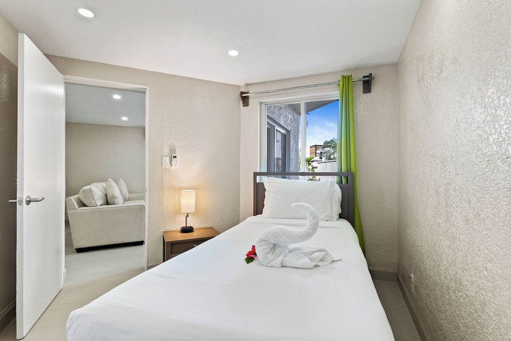 Suite, 2 Bedrooms, Courtyard View photo 3
