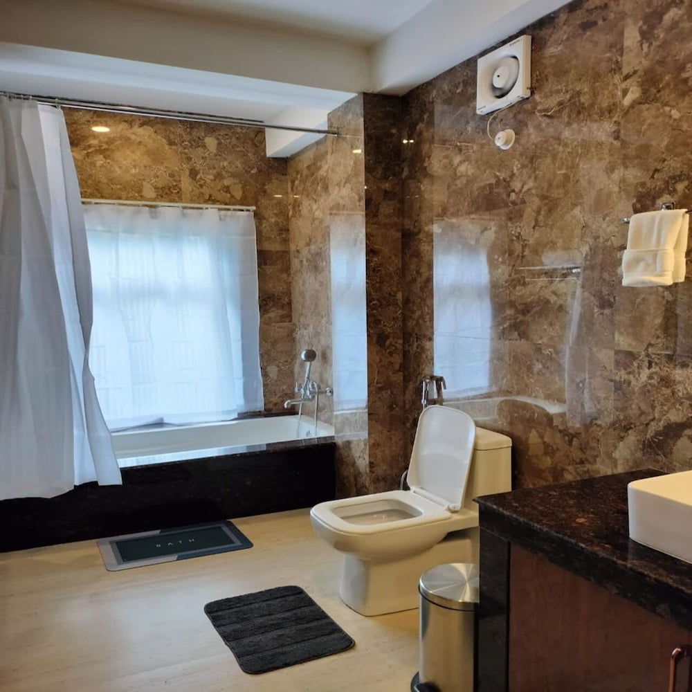 Deluxe Family Room with Forest View - Photo 4