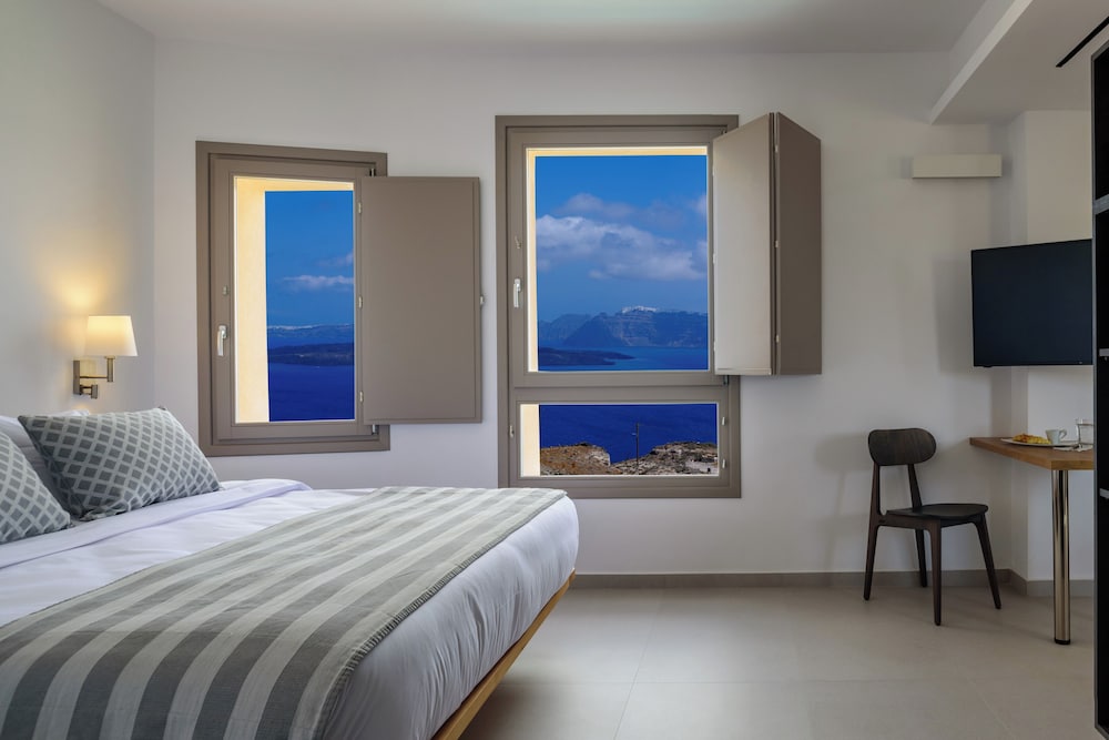 Senior Suite with Hot Tub & Caldera View - Photo 1