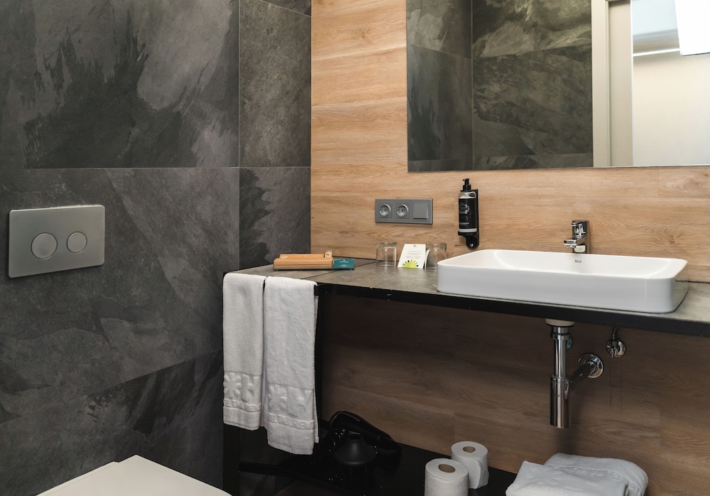 Deluxe Double Room, Balcony - Photo 8