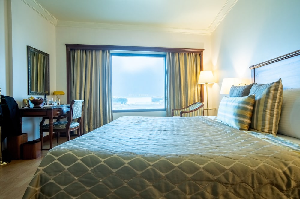 Club Room King Bed with Complimentary Airport Drop, Happy Hours