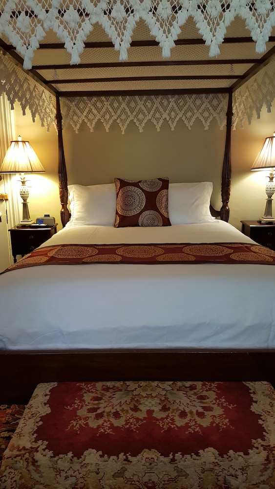 Salon - 1 Queen bed