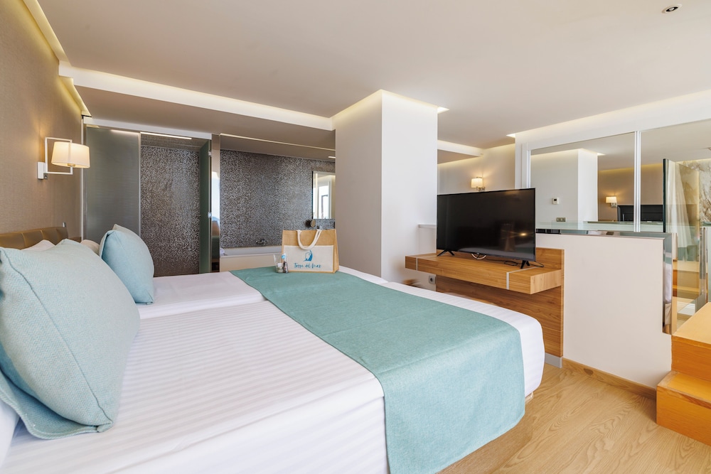 Panoramic Duplex, Jetted Tub, Sea View (Suite) - Photo 1