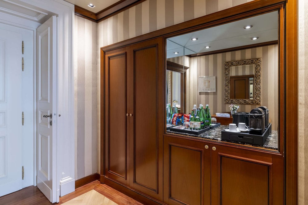 Suite with 3 Adults Occupancy and Extra Bed (Non Smoking) thumbnail 5