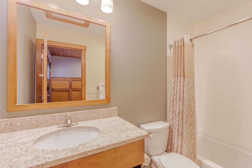 Deluxe Studio, 2 Queen Beds, Fireplace, Mountain View photo 3