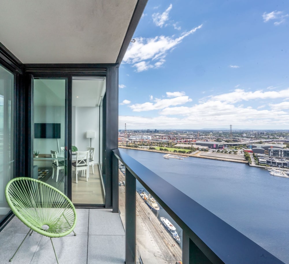 Sky High 2 Bedroom 2Bathroom Apartment with Stadium & Harbour Views - Photo 6
