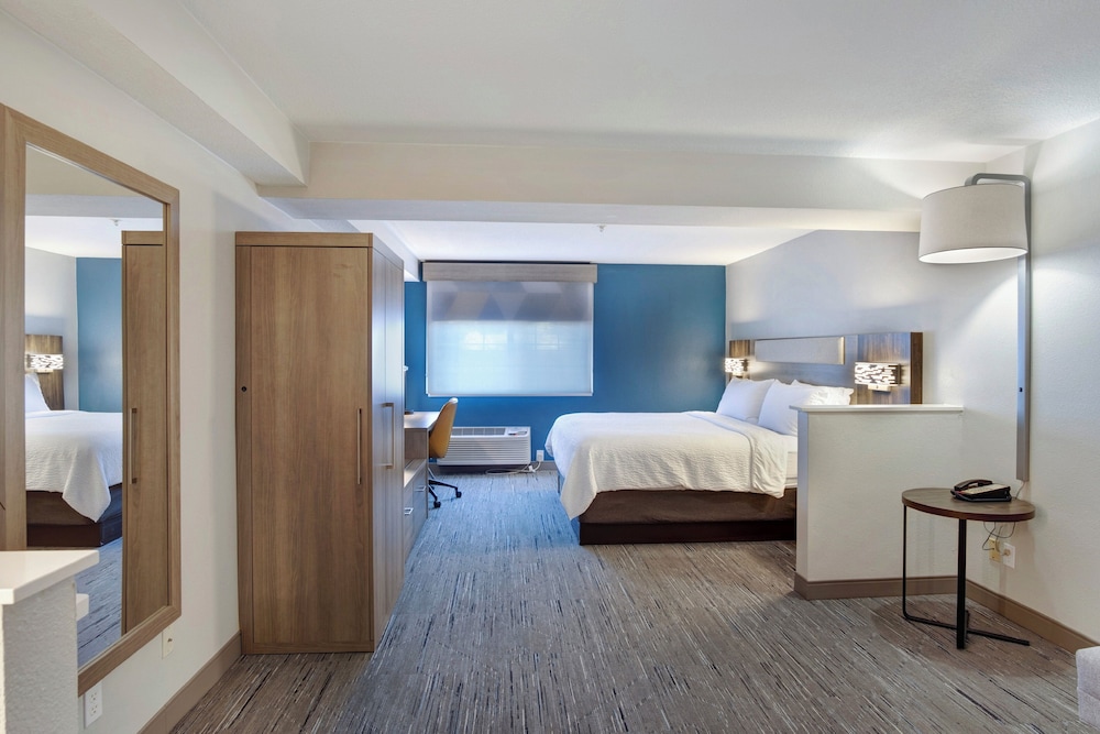 Standard Room, 1 King Bed, Club Lounge Access (Feature) - Photo 3