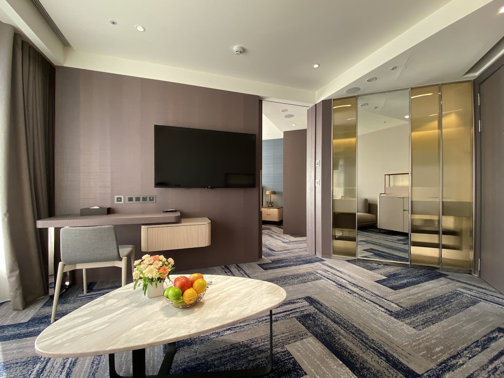 Executive Deluxe Suite (One Living Room+One King Bed)(11F-15F) - Photo 4