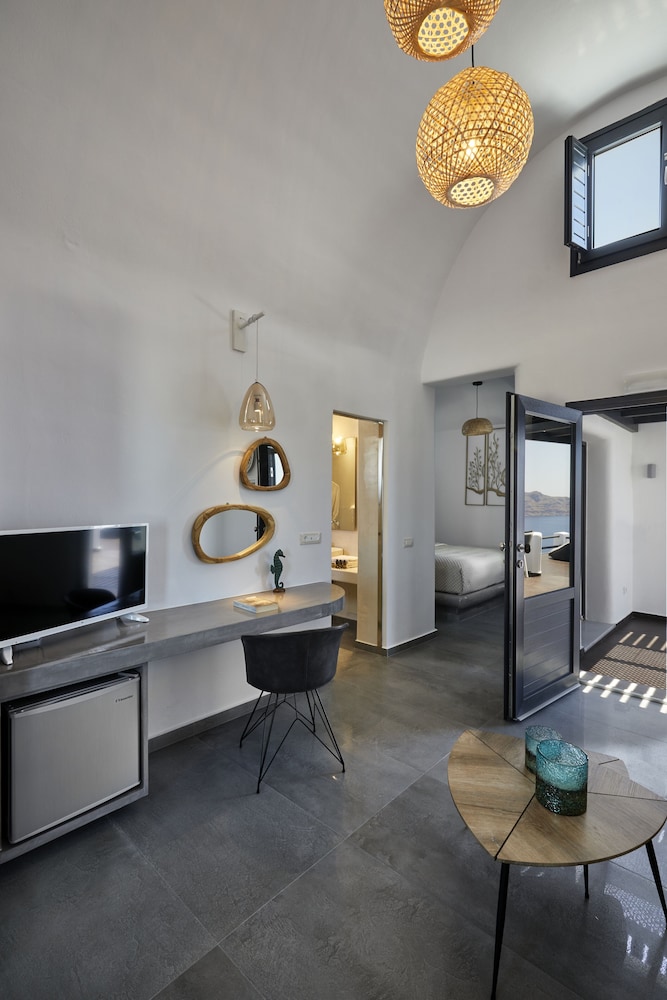 Elegant Suite with outdoor heated private Jacuzzi - Photo 20