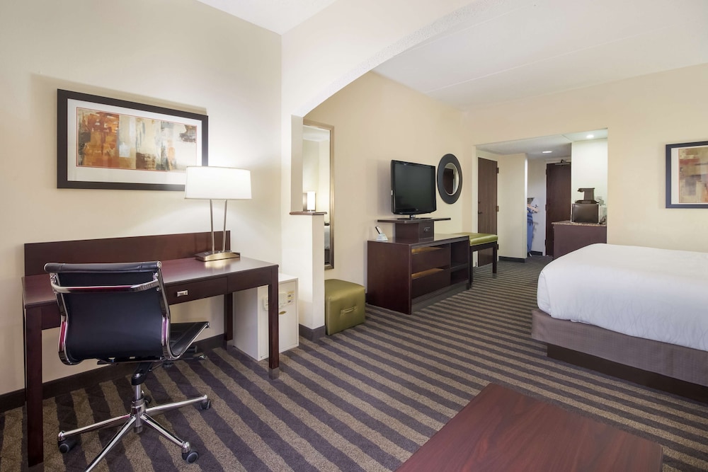 Standard Room, 1 King Bed, Accessible, Refrigerator & Microwave - Photo 2