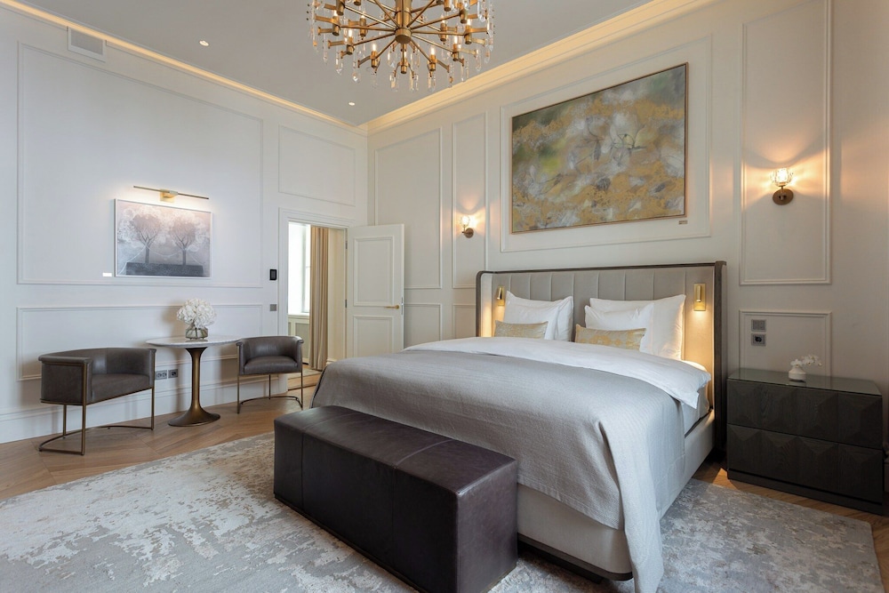Suite, 1 Bedroom - Photo 1
