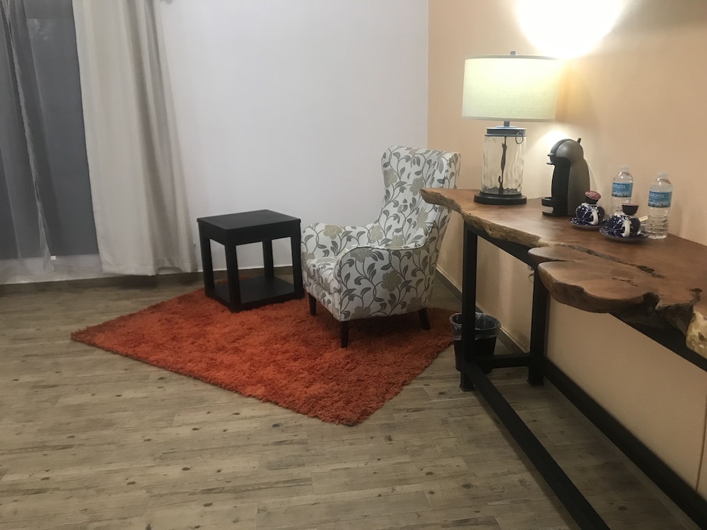 Family Quadruple Room, 2 Queen Beds, Non Smoking photo 2
