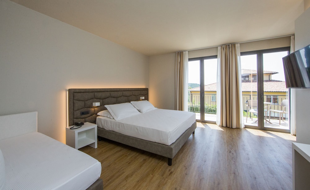 Deluxe Suite, Balcony, Garden View