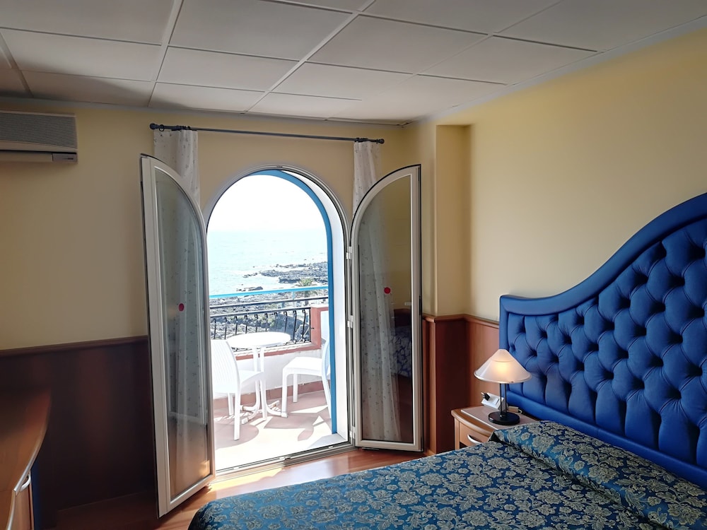 Superior Double or Twin Room, Sea View - Photo 4