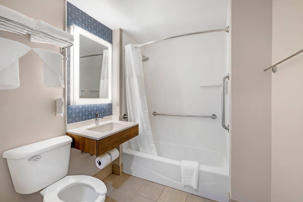 Room, 1 Queen Bed, Accessible Bathtub, Non Smoking - Photo 3