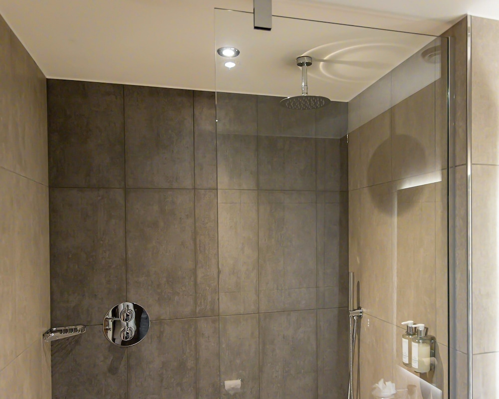 Signature Twin Room - Photo 11